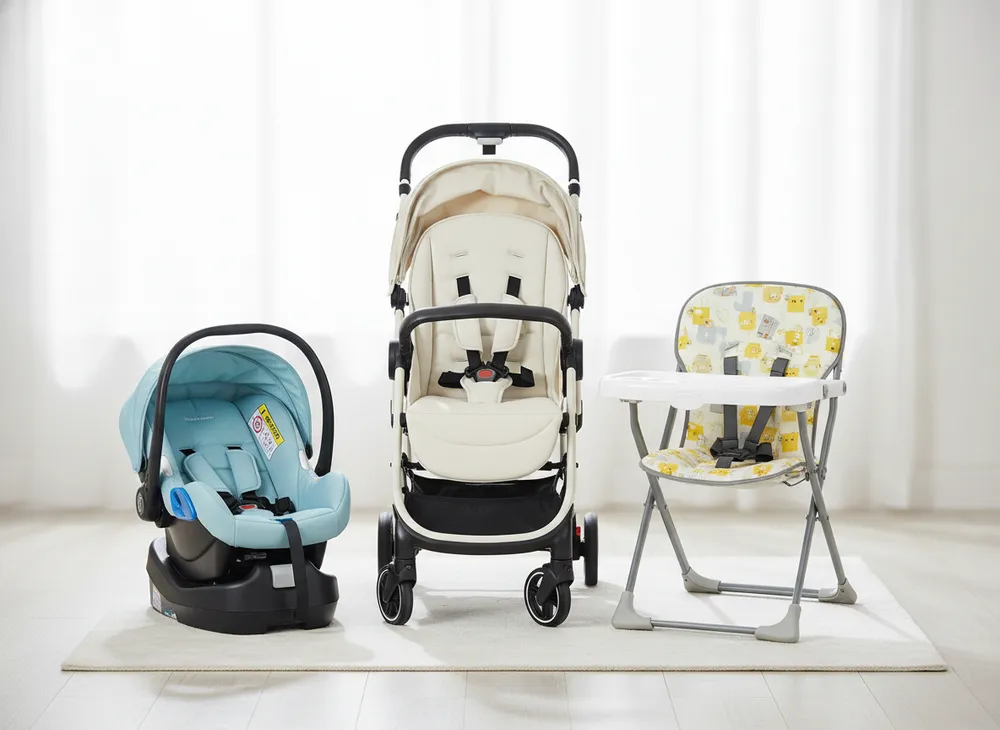 Itens de bebê para viagem organizados: carrinho, bebê conforto e cadeira de alimentação